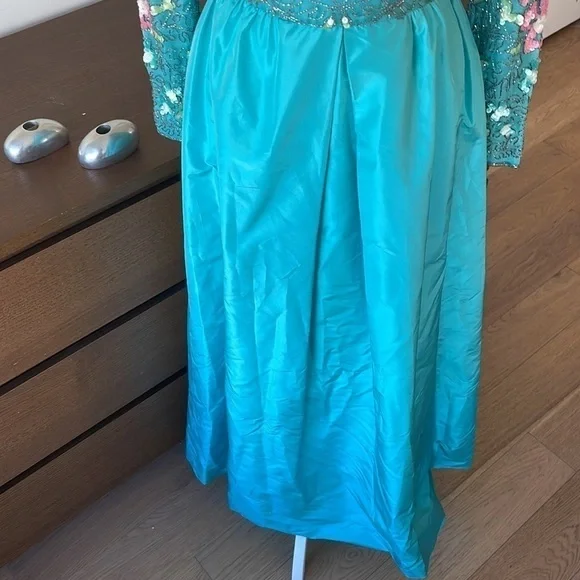 VINTAGE 100% Silk Hand Beaded Victoria Royal gown - Picture 7 of 13